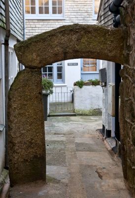 Granite arch - Hick's Court, St Ives