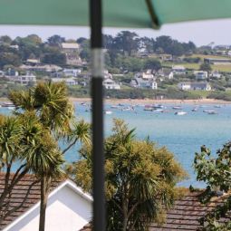 Holiday home with Estuary Views, parking & balcony