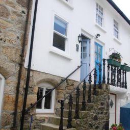 3 Bedroom Cottage minutes walk from town, harbour & Beaches.
