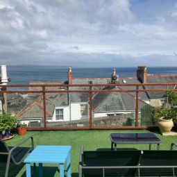 Picturesque 3-bed house with outstanding sea views