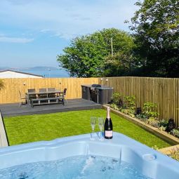 Waves Falmouth-hot tub games room very close to Swanpool beach and Falmouth GC