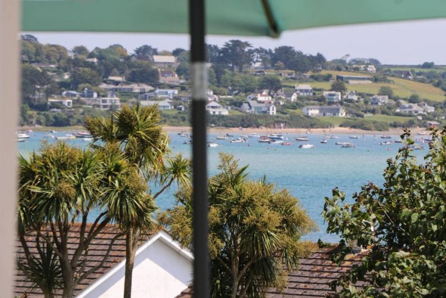 Holiday home with Estuary Views, parking & balcony