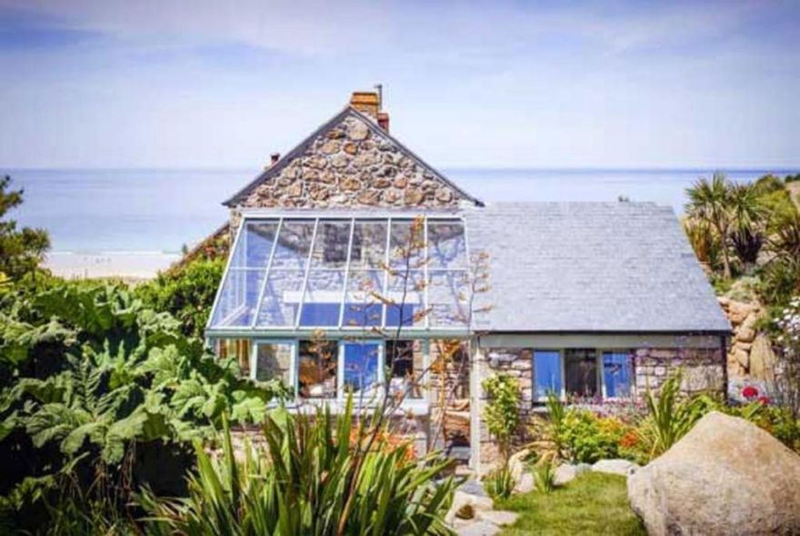 Castaways, Cottage With Sea Views, Lush Gardens & Patio By the Beach