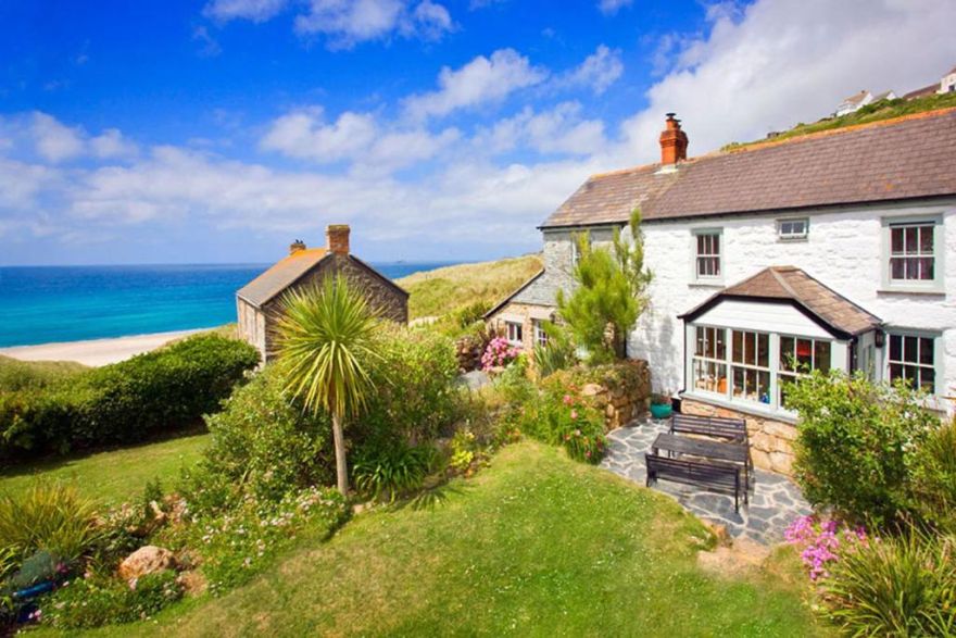 Petra, Cornish Cottage With lovely Garden, Wow Sea Views, By the Beach