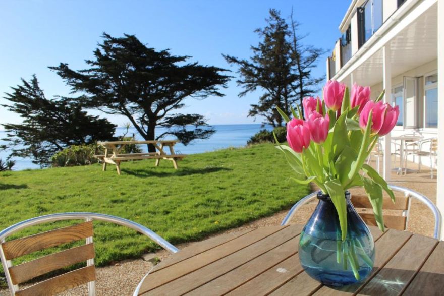 Incredible Sea Views from this Cosy 2 Bedroom Apartment