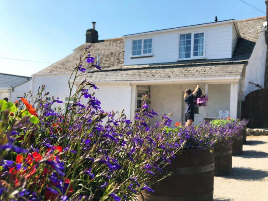 The Farmhouse is a spacious two storey luxury farmhouse, Three lounges one with wood burner,Patio with Private Hot Tub and garden furniture sleeping 10 in five bedrooms