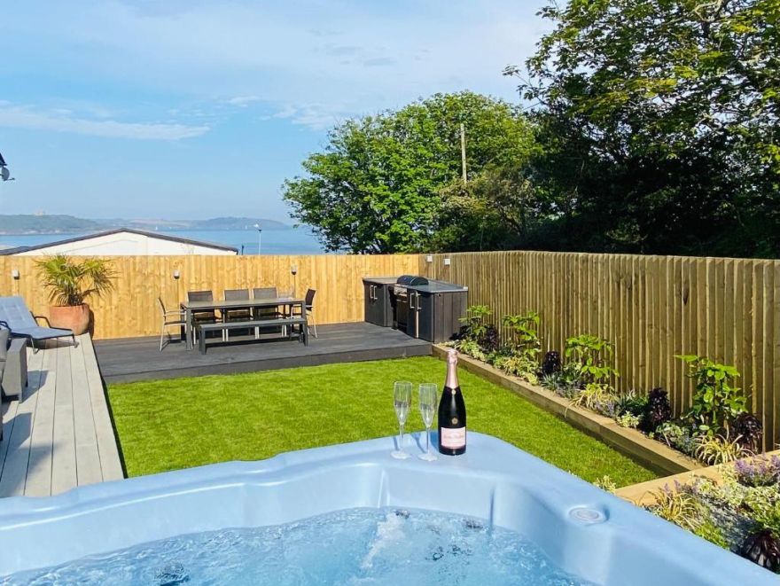 Waves Falmouth-hot tub games room very close to Swanpool beach and Falmouth GC
